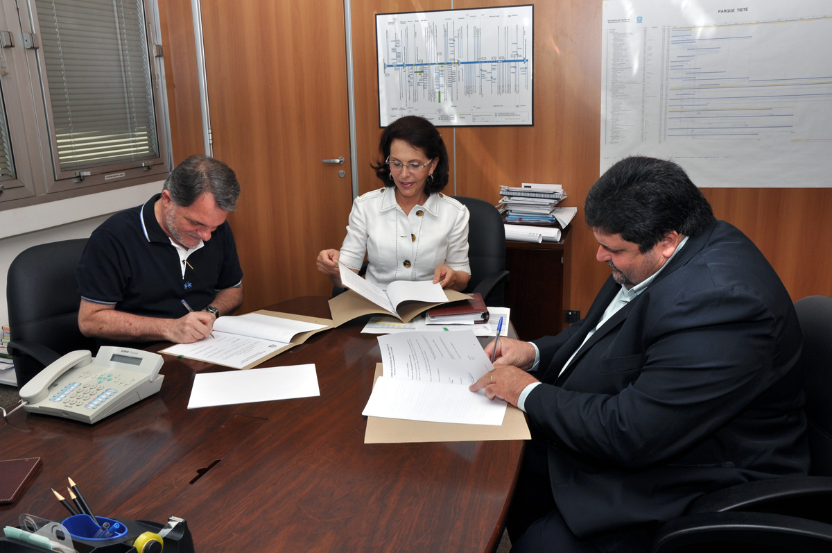 Mauro Bragato, Dilma Pena e Antonio Ccero<a style='float:right;color:#ccc' href='https://www3.al.sp.gov.br/repositorio/noticia/01-2010/BRAGATOCONVENIOS.jpg' target=_blank><i class='bi bi-zoom-in'></i> Clique para ver a imagem </a>