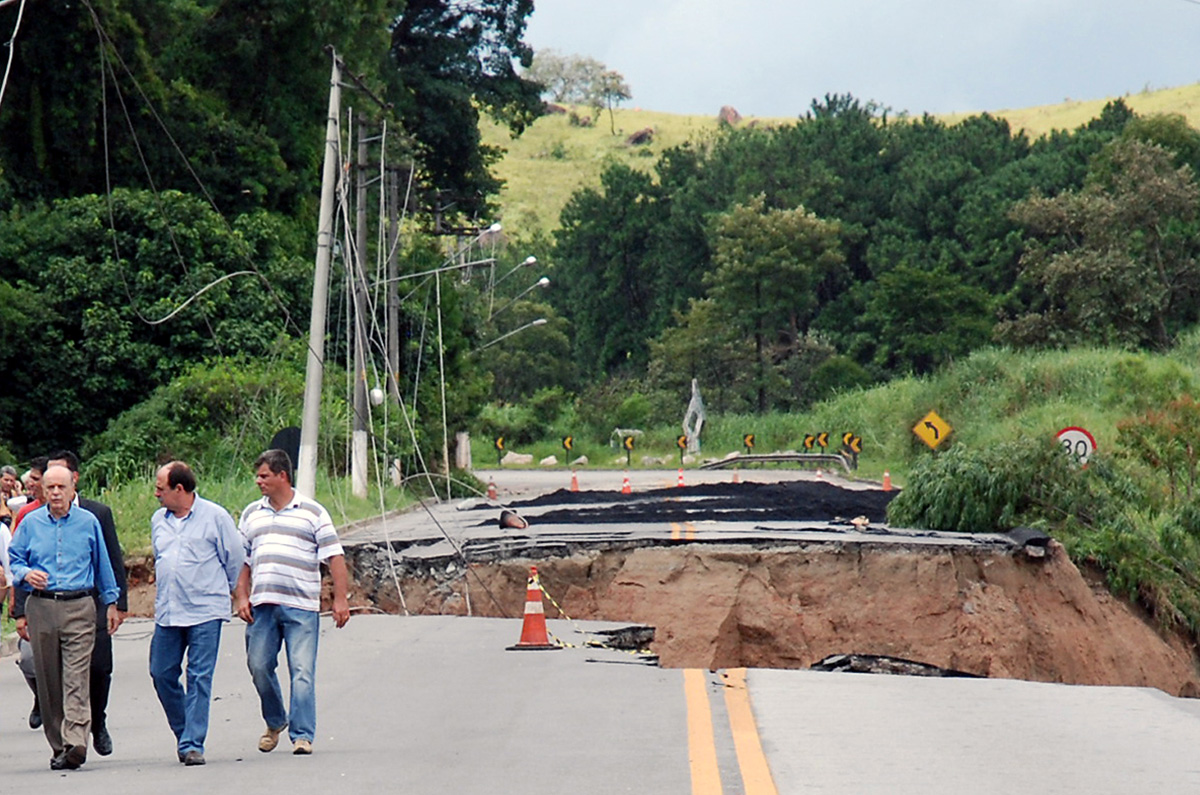 Caramez e Serra vistoriam desmoronamento da SP-29<a style='float:right;color:#ccc' href='https://www3.al.sp.gov.br/repositorio/noticia/01-2010/CARAMEZDESMORONA.jpg' target=_blank><i class='bi bi-zoom-in'></i> Clique para ver a imagem </a>