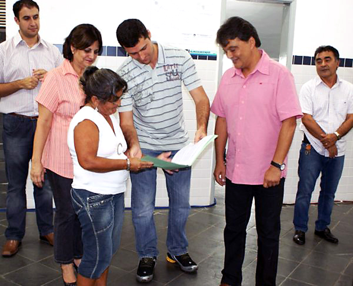 Cssio Navarro com moradores beneficiados<a style='float:right;color:#ccc' href='https://www3.al.sp.gov.br/repositorio/noticia/01-2010/CASSIONAVARROREGULARIZAIMOVEIS.jpg' target=_blank><i class='bi bi-zoom-in'></i> Clique para ver a imagem </a>