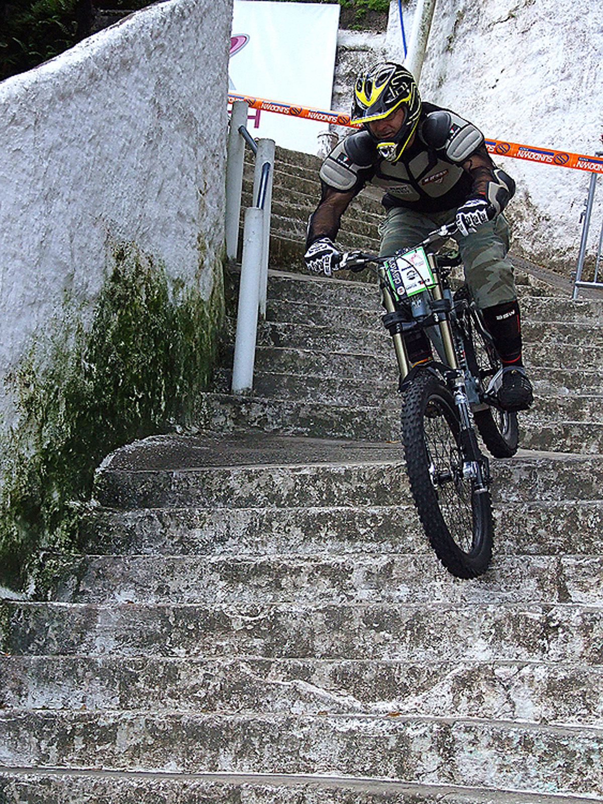 Ciclista pratica downhill nas escadarias do Monte Serrat<a style='float:right;color:#ccc' href='https://www3.al.sp.gov.br/repositorio/noticia/01-2010/PAULOALEXDownhill.jpg' target=_blank><i class='bi bi-zoom-in'></i> Clique para ver a imagem </a>