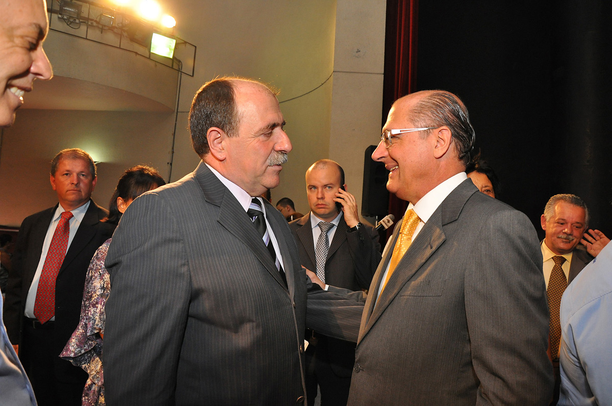 Caramez e governador Alckmin durante assinatura dos convnios<a style='float:right;color:#ccc' href='https://www3.al.sp.gov.br/repositorio/noticia/01-2011/CARAMEZALCKMINa.jpg' target=_blank><i class='bi bi-zoom-in'></i> Clique para ver a imagem </a>
