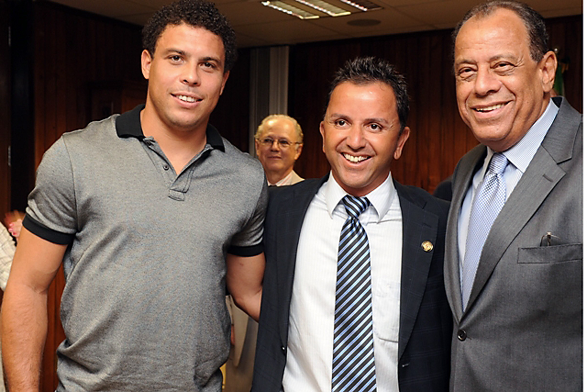 Ronaldo, Luciano Batista e Carlos Alberto Torres<a style='float:right;color:#ccc' href='https://www3.al.sp.gov.br/repositorio/noticia/01-2011/LUCIANOBATISTADESTAQUE.jpg' target=_blank><i class='bi bi-zoom-in'></i> Clique para ver a imagem </a>