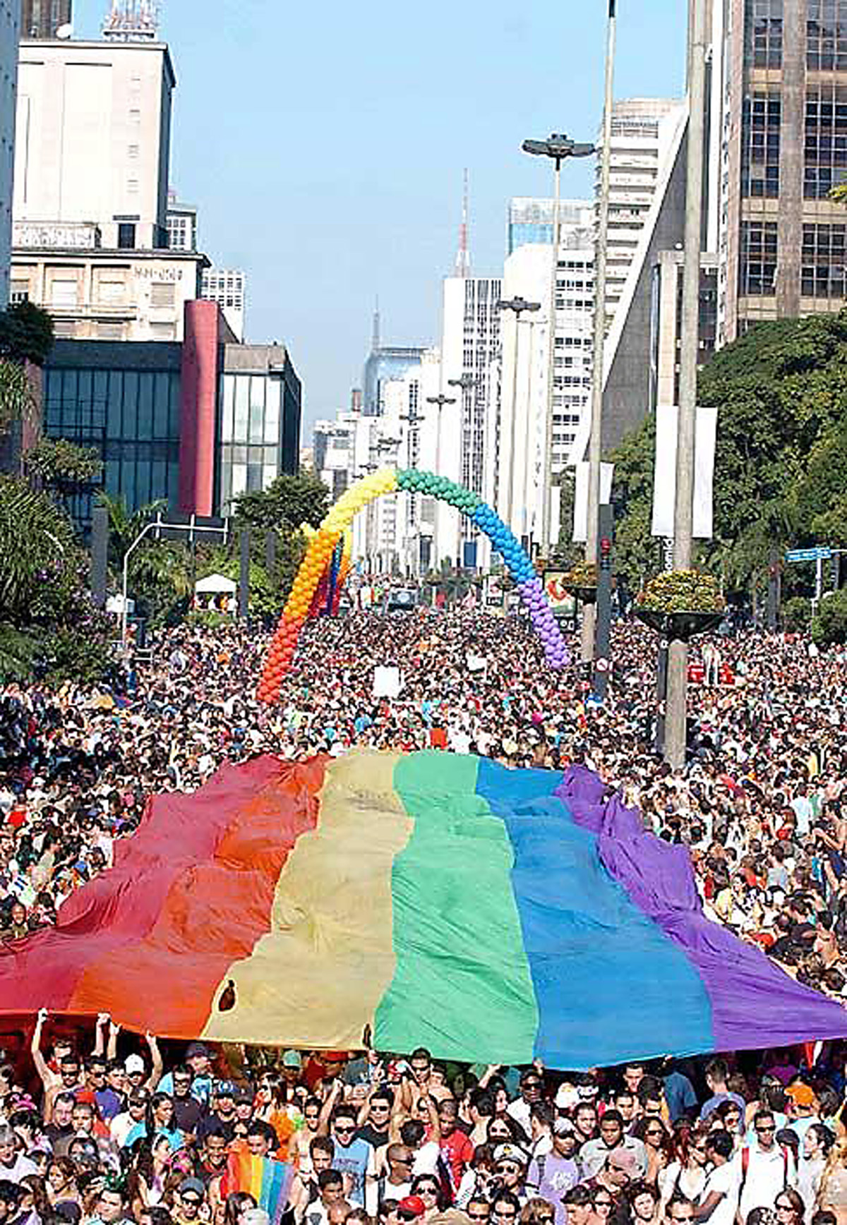 Parada Gay de So Paulo <a style='float:right;color:#ccc' href='https://www3.al.sp.gov.br/repositorio/noticia/01-2011/paradagayemsp.jpg' target=_blank><i class='bi bi-zoom-in'></i> Clique para ver a imagem </a>