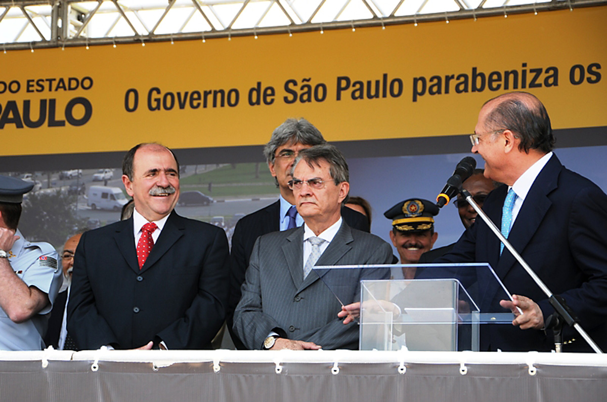 Caramez, Antonio Ferreira e Alckmin<a style='float:right;color:#ccc' href='https://www3.al.sp.gov.br/repositorio/noticia/01-2012/CARAMEZ1.663novosSOLDADOS.jpg' target=_blank><i class='bi bi-zoom-in'></i> Clique para ver a imagem </a>