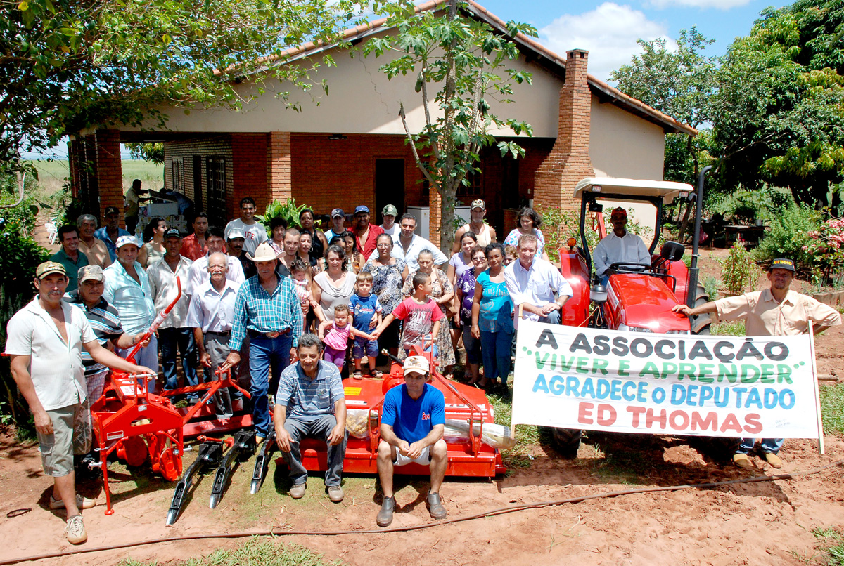 Ed Thomas visita Associao Aprender e Viver localizada no Assentamento Bom Pastor<a style='float:right;color:#ccc' href='https://www3.al.sp.gov.br/repositorio/noticia/01-2012/EDTHOMASagriFAMbene.jpg' target=_blank><i class='bi bi-zoom-in'></i> Clique para ver a imagem </a>