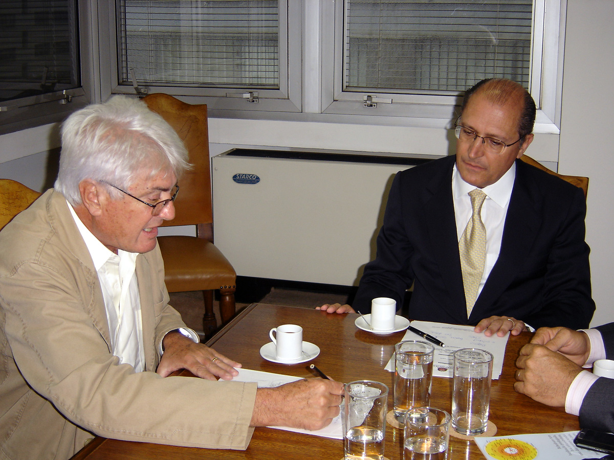 Roberto Engler e Geraldo Alckmin<a style='float:right;color:#ccc' href='https://www3.al.sp.gov.br/repositorio/noticia/02-2009/ENGLERETECBEBEDOURO.jpg' target=_blank><i class='bi bi-zoom-in'></i> Clique para ver a imagem </a>