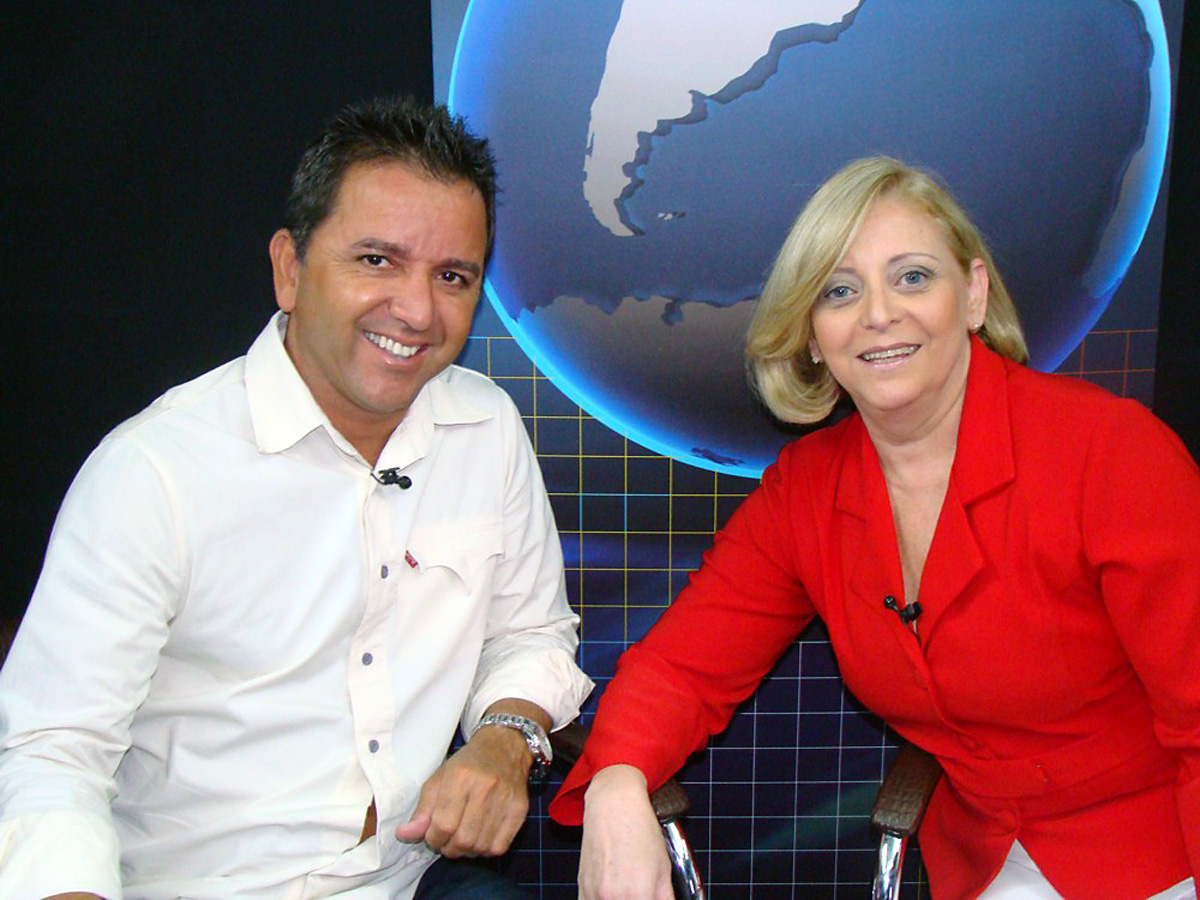 Luciano Batista e entrevistadora da TV Santa Ceclia<a style='float:right;color:#ccc' href='https://www3.al.sp.gov.br/repositorio/noticia/02-2009/LUCIANOBATISTAMAR.jpg' target=_blank><i class='bi bi-zoom-in'></i> Clique para ver a imagem </a>