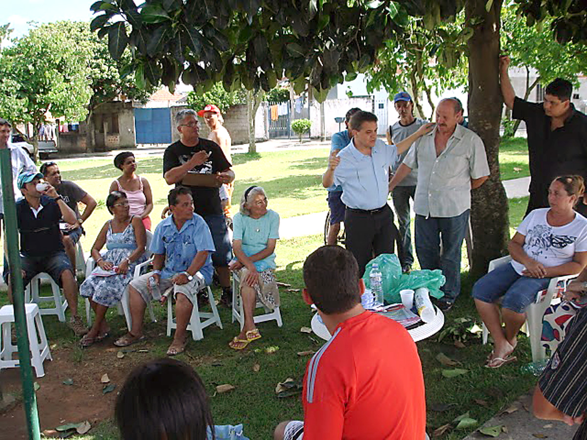 Carlinhos conversa com moradores do Dom Pedro I<a style='float:right;color:#ccc' href='https://www3.al.sp.gov.br/repositorio/noticia/02-2010/CARLINHOS1COMUN.jpg' target=_blank><i class='bi bi-zoom-in'></i> Clique para ver a imagem </a>