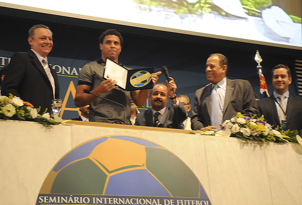 Ronaldo recebe Medalha Craque Superao na Assembleia<a style='float:right;color:#ccc' href='https://www3.al.sp.gov.br/repositorio/noticia/02-2010/COPA2014RONALDO105MAC.jpg' target=_blank><i class='bi bi-zoom-in'></i> Clique para ver a imagem </a>