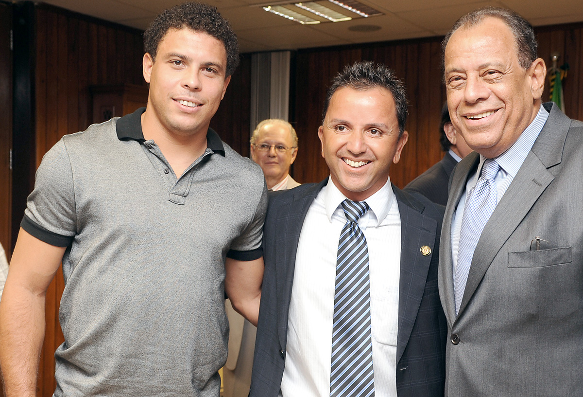 Ronaldo, Luciano Batista e Carlos Alberto <a style='float:right;color:#ccc' href='https://www3.al.sp.gov.br/repositorio/noticia/02-2010/DEPSERONALDOECALBERTO55mmy.jpg' target=_blank><i class='bi bi-zoom-in'></i> Clique para ver a imagem </a>