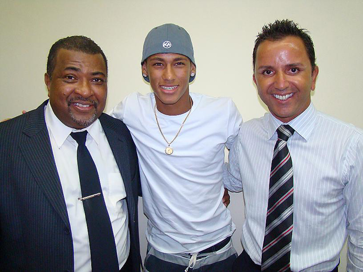 Betinho, Neymar e o deputado Luciano Batista<a style='float:right;color:#ccc' href='https://www3.al.sp.gov.br/repositorio/noticia/02-2010/LUCIANOBATISTABETINHO.jpg' target=_blank><i class='bi bi-zoom-in'></i> Clique para ver a imagem </a>