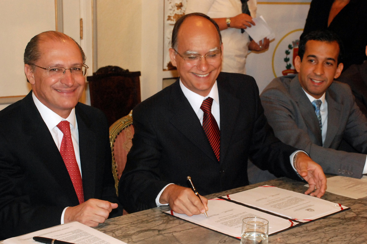 Geraldo Alckmin, Joo Papa e Paulo Alexandre <a style='float:right;color:#ccc' href='https://www3.al.sp.gov.br/repositorio/noticia/02-2010/PAULOALEXETC.jpg' target=_blank><i class='bi bi-zoom-in'></i> Clique para ver a imagem </a>