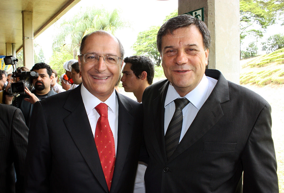 Geraldo Alckmin e Roberto Massafera<a style='float:right;color:#ccc' href='https://www3.al.sp.gov.br/repositorio/noticia/02-2011/MASSAFERAREASSUME.jpg' target=_blank><i class='bi bi-zoom-in'></i> Clique para ver a imagem </a>