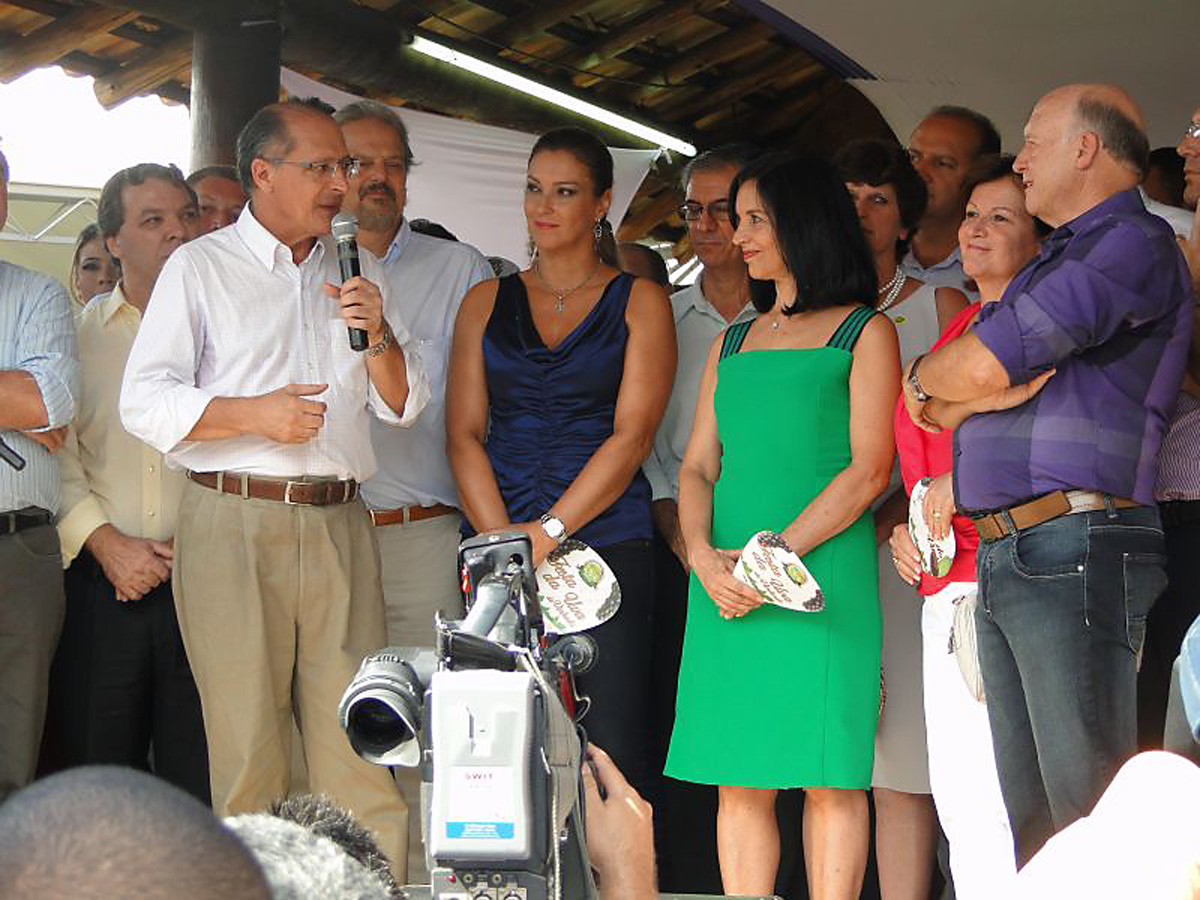 O governador Geraldo Alckmin discursa ao lado da deputada Rita Passos e da primeira-dama, Lu Alckmin<a style='float:right;color:#ccc' href='https://www3.al.sp.gov.br/repositorio/noticia/02-2011/RITAPASSOSUVA.jpg' target=_blank><i class='bi bi-zoom-in'></i> Clique para ver a imagem </a>