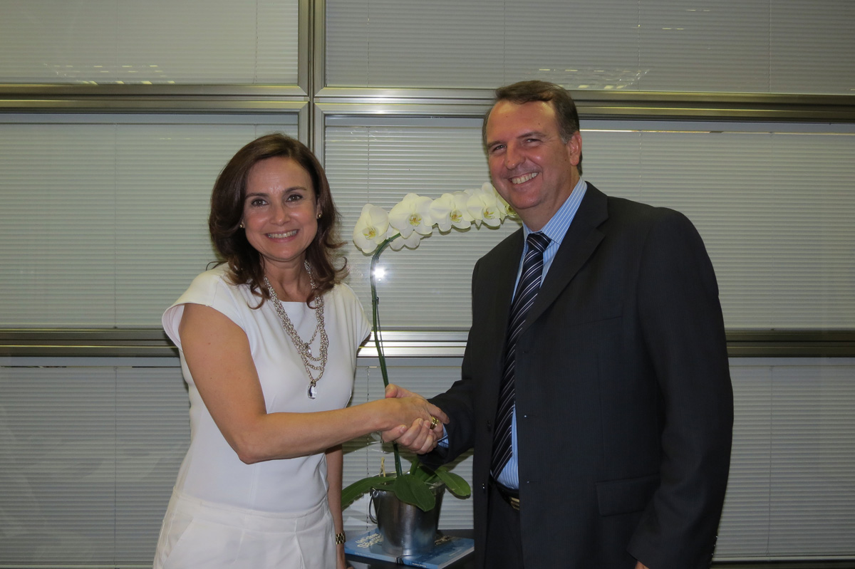Walter Muller e Analice Fernandes<a style='float:right;color:#ccc' href='https://www3.al.sp.gov.br/repositorio/noticia/02-2012/ANALICEcancan.jpg' target=_blank><i class='bi bi-zoom-in'></i> Clique para ver a imagem </a>