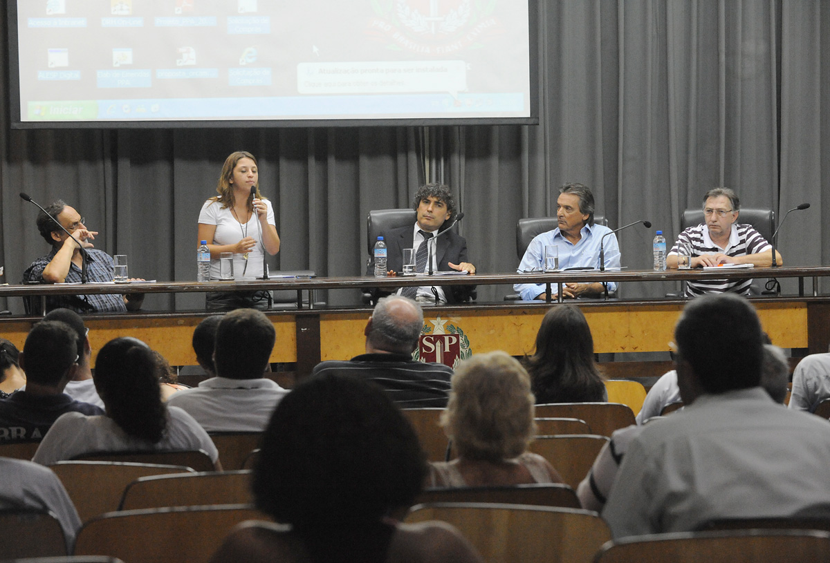 Carlos Giannazi (ao centro) recebe funcionrios das Faculdades Anhanguera<a style='float:right;color:#ccc' href='https://www3.al.sp.gov.br/repositorio/noticia/02-2012/AudPubAnhanguera08fev12Ze.jpg' target=_blank><i class='bi bi-zoom-in'></i> Clique para ver a imagem </a>