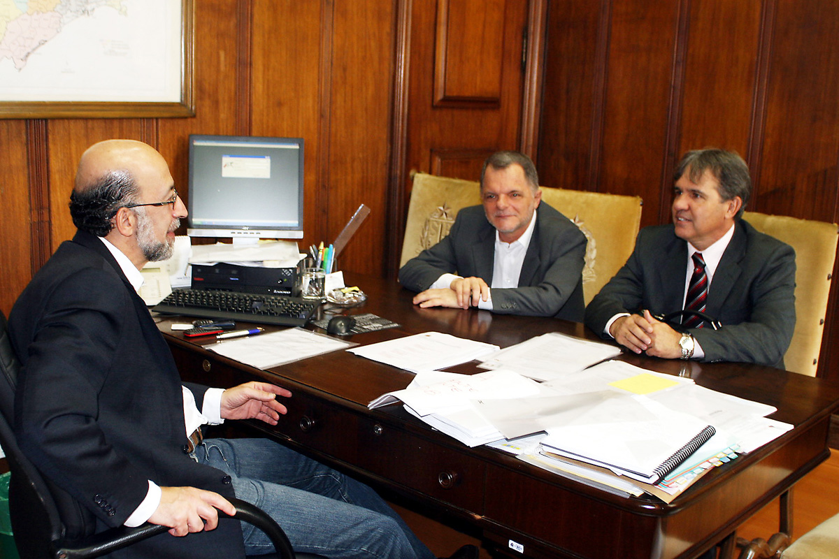 Rubens Cury, Mauro Bragato e Alberto Centeio de Arajo na Casa Civil<a style='float:right;color:#ccc' href='https://www3.al.sp.gov.br/repositorio/noticia/02-2012/BRAGATOprefCASAcivilY.jpg' target=_blank><i class='bi bi-zoom-in'></i> Clique para ver a imagem </a>