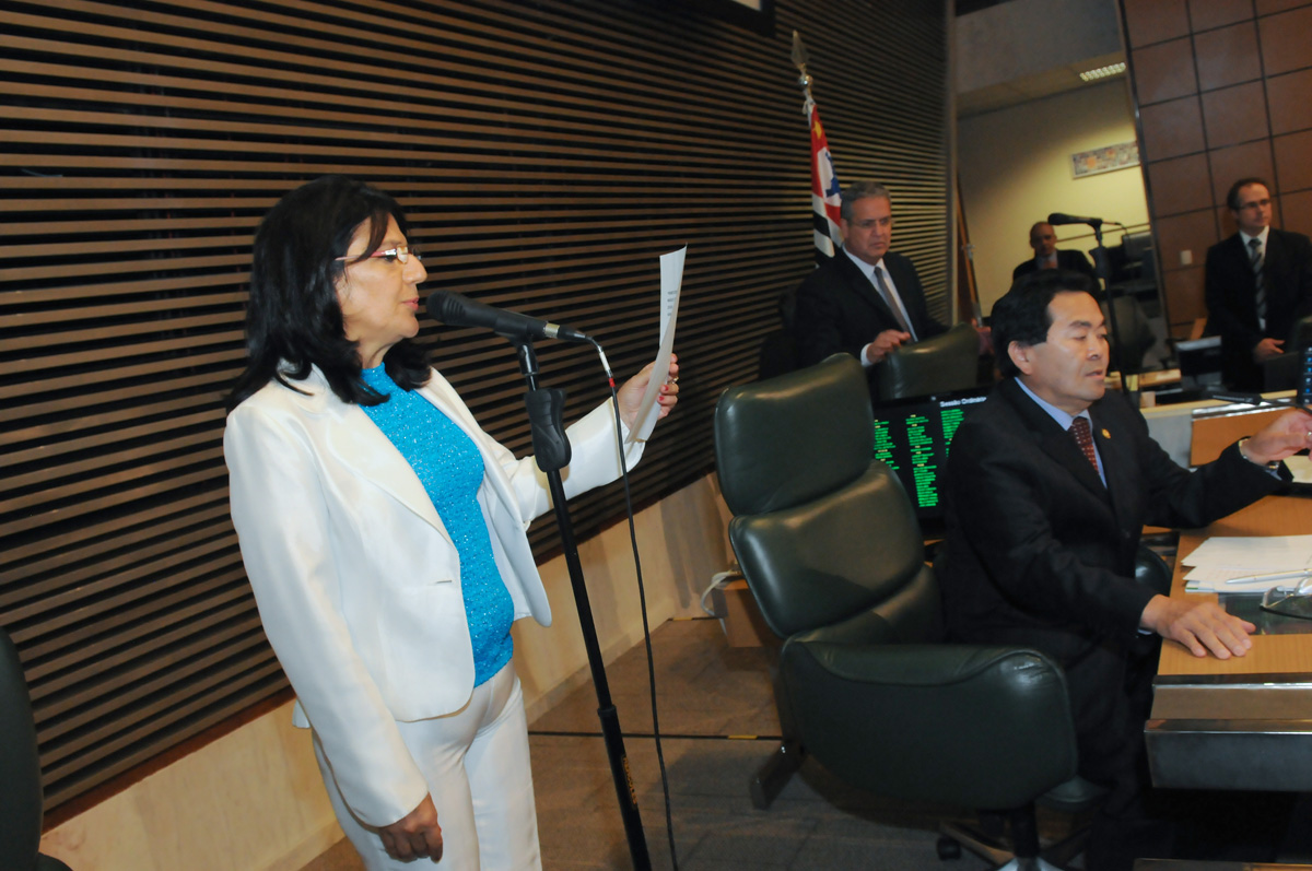 Beth Saho discursa <a style='float:right;color:#ccc' href='https://www3.al.sp.gov.br/repositorio/noticia/02-2012/MAU_2759.jpg' target=_blank><i class='bi bi-zoom-in'></i> Clique para ver a imagem </a>