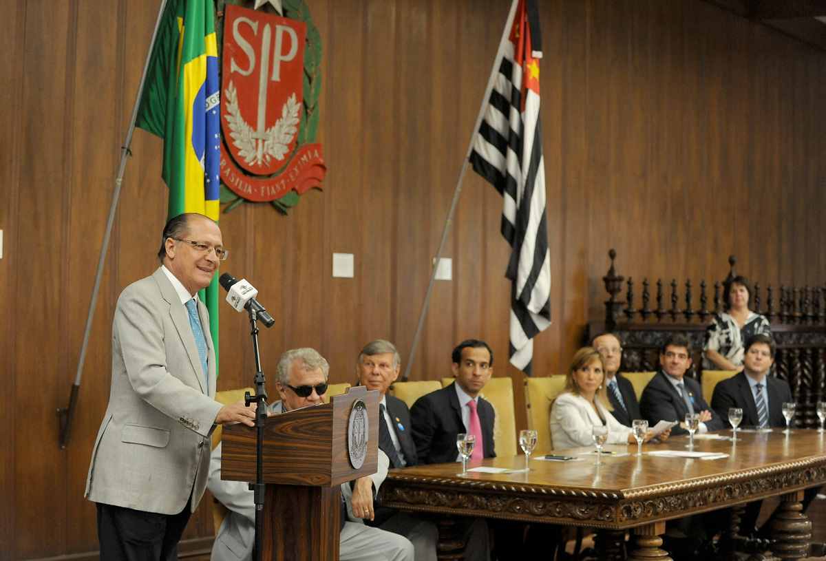 Governador Geraldo Alckmin e parlamentares no evento <a style='float:right;color:#ccc' href='https://www3.al.sp.gov.br/repositorio/noticia/02-2012/PqTecnoRibeiraoPreto15fev12mmy2.jpg' target=_blank><i class='bi bi-zoom-in'></i> Clique para ver a imagem </a>