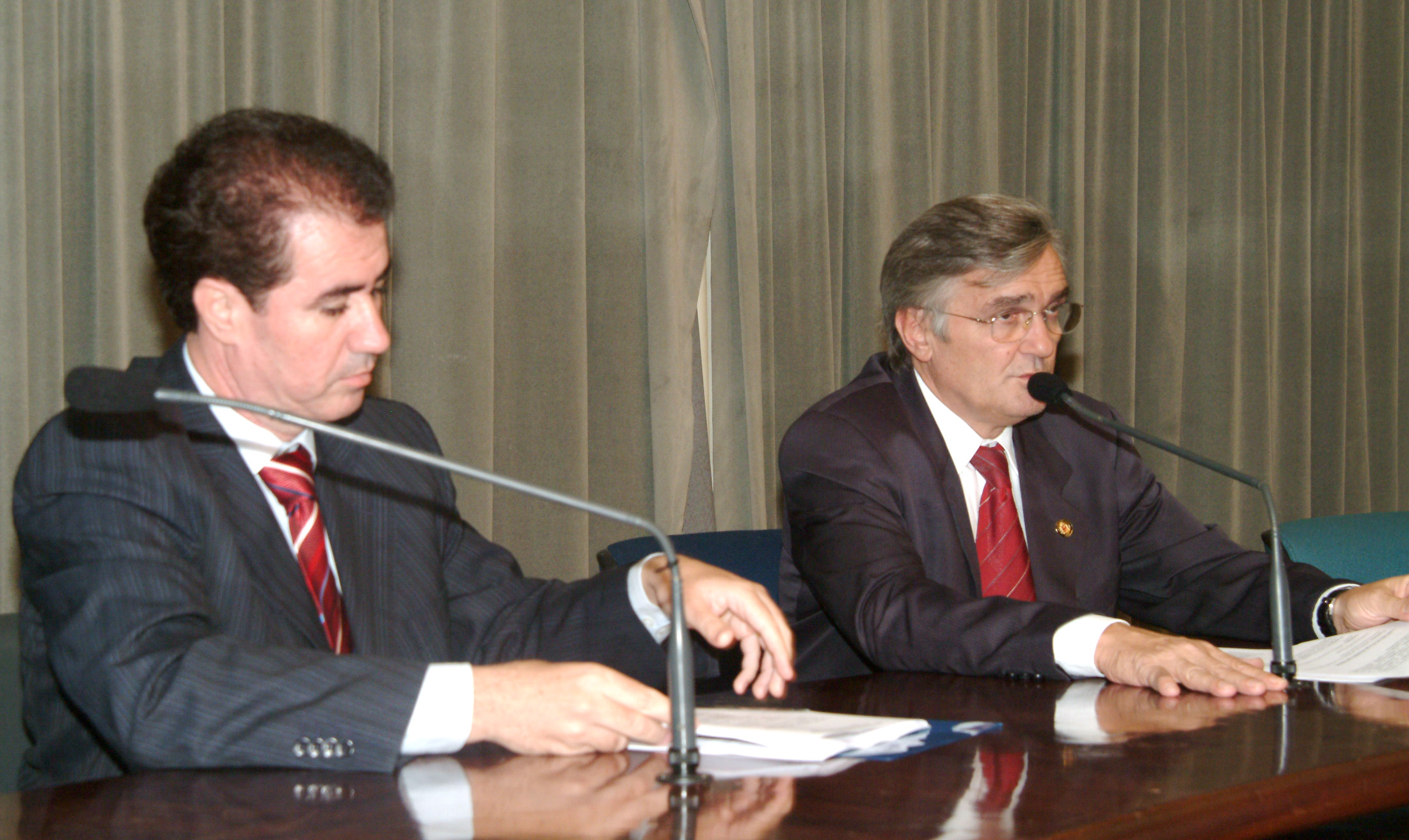 Deputados Jonas Donizette e Antonio Mentor <a style='float:right;color:#ccc' href='https://www3.al.sp.gov.br/repositorio/noticia/03-2008/CPIEletropaulo13mar07Marco01.jpg' target=_blank><i class='bi bi-zoom-in'></i> Clique para ver a imagem </a>