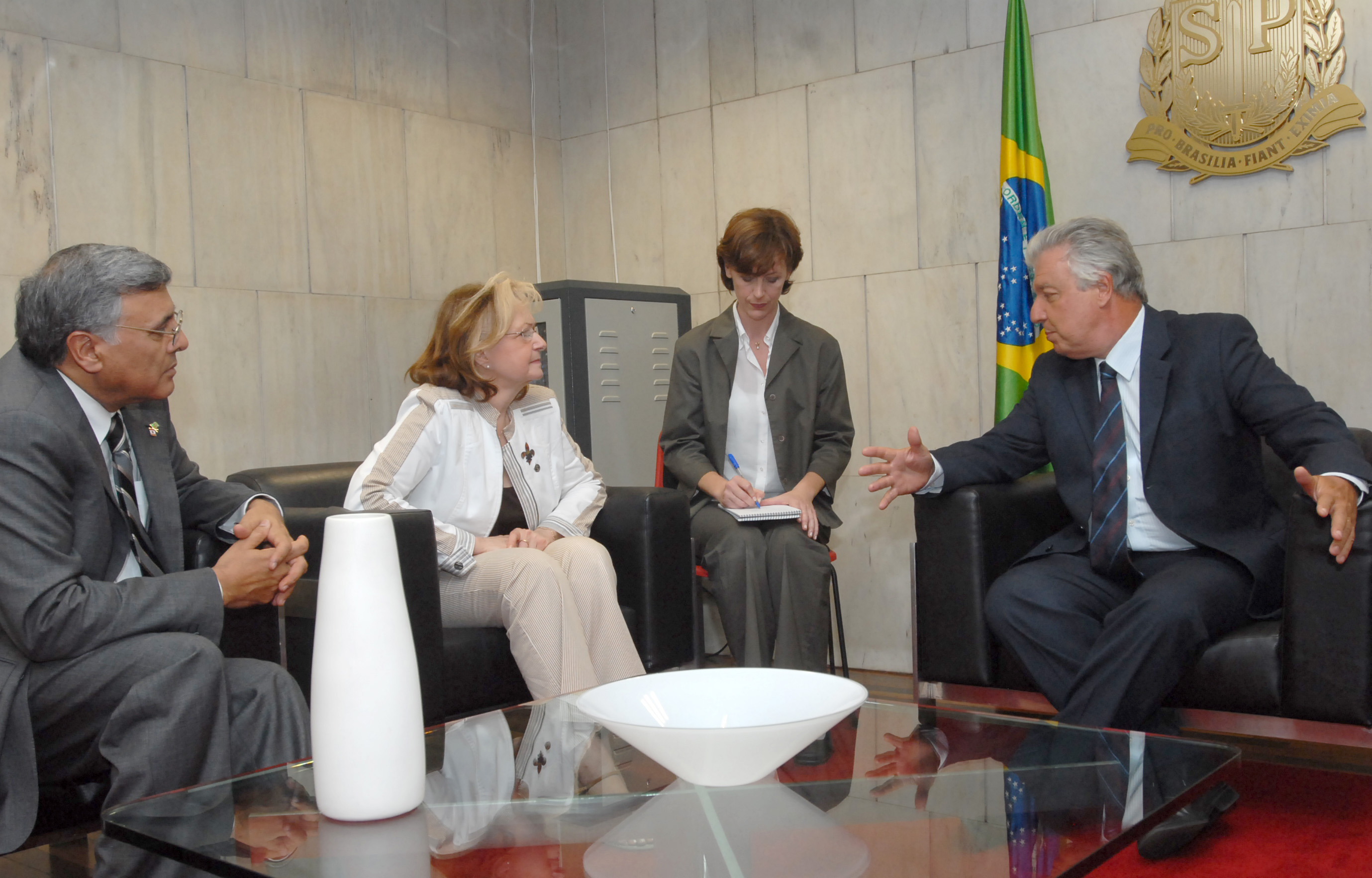 Deputado Fausto Figueira (dir) recebe membros do Parlamento canadense<a style='float:right;color:#ccc' href='https://www3.al.sp.gov.br/repositorio/noticia/03-2008/Canadeneses-Mauri-046.jpg' target=_blank><i class='bi bi-zoom-in'></i> Clique para ver a imagem </a>