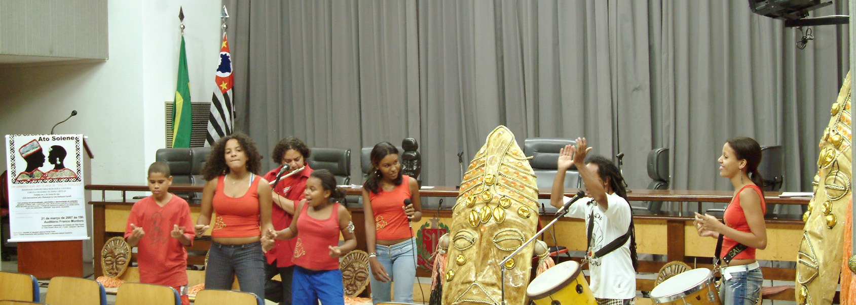Ato realizado na Assemblia em comemorao ao 15 aniversrio da Sociedade Comunitria Cultural e Ecolgica e Escola de Samba Fala Nego<a style='float:right;color:#ccc' href='https://www3.al.sp.gov.br/repositorio/noticia/03-2008/DSCF0001.jpg' target=_blank><i class='bi bi-zoom-in'></i> Clique para ver a imagem </a>