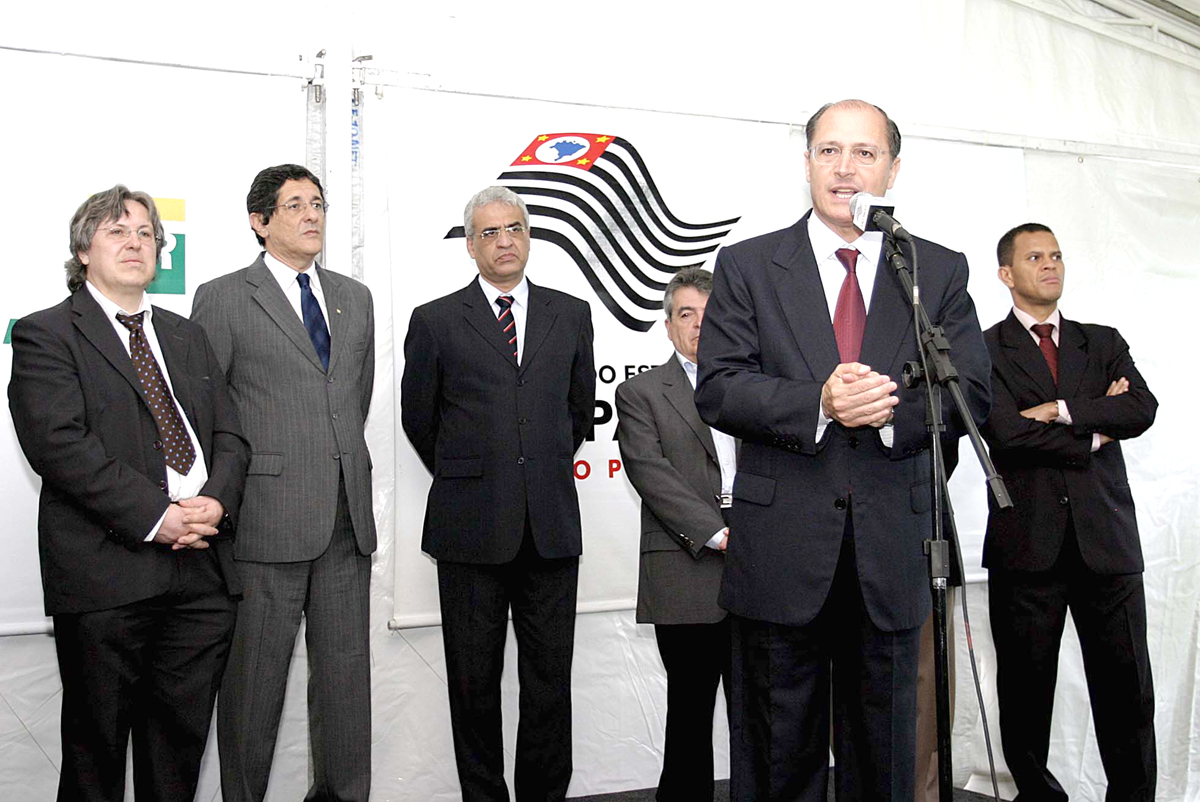 O governador Alckmin e o presidente da Petrobrs, Jos Srgio Gabrielli de Azevedo, firmaram protocolo de intenes para o incio dos testes<a style='float:right;color:#ccc' href='https://www3.al.sp.gov.br/repositorio/noticia/03-2008/FLOTACAO.jpg' target=_blank><i class='bi bi-zoom-in'></i> Clique para ver a imagem </a>