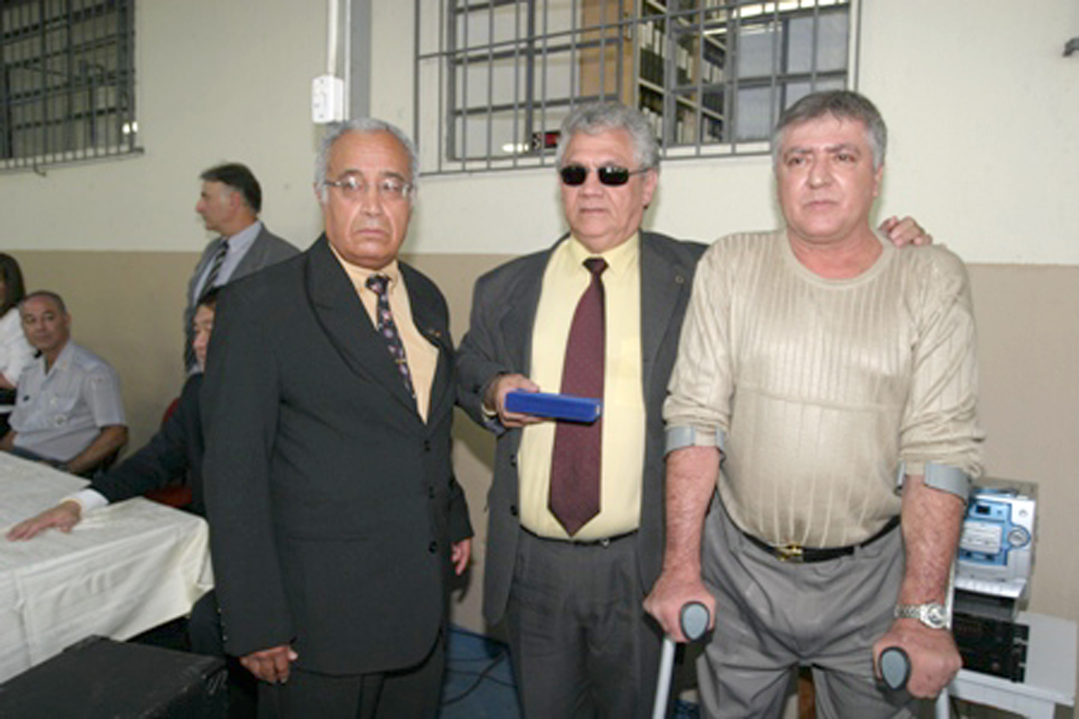 Deputado Rafael Silva (centro) recebe a medalha de Alvim Franco, presidente do Conselho Fiscal, e de lcio Inocente, vice-presidente da Associao<a style='float:right;color:#ccc' href='https://www3.al.sp.gov.br/repositorio/noticia/03-2008/FOTO_RAFAEL_SILVA.jpg' target=_blank><i class='bi bi-zoom-in'></i> Clique para ver a imagem </a>