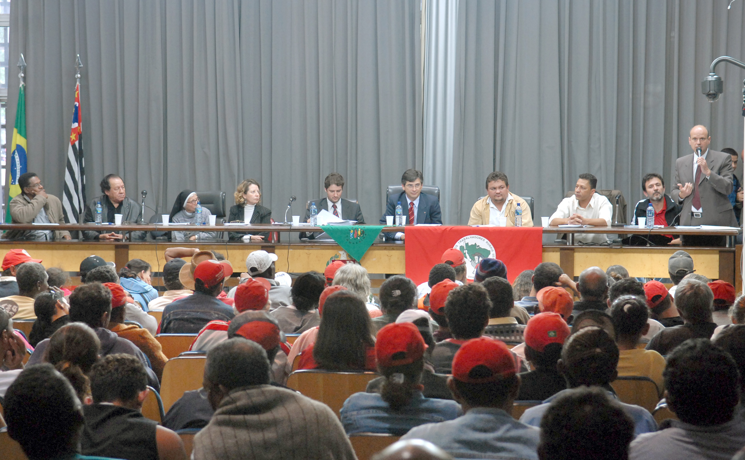 A reunio contou a presena de parlamentares, representantes do Movimento dos Trabalhadores Rurais Sem Terra (MST) e outras entidades ligadas  luta pela reforma agrria<a style='float:right;color:#ccc' href='https://www3.al.sp.gov.br/repositorio/noticia/03-2008/FrenteRefAgr-RoB-88.jpg' target=_blank><i class='bi bi-zoom-in'></i> Clique para ver a imagem </a>