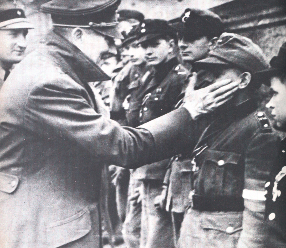 ltima foto de Adolf Hitler no dia de seu aniversrio, 20 de abril de 1945, entrega aos jovens membros da defesa de Berlim da medalha cruz de prata por bravura<a style='float:right;color:#ccc' href='https://www3.al.sp.gov.br/repositorio/noticia/03-2008/Hitler.jpg' target=_blank><i class='bi bi-zoom-in'></i> Clique para ver a imagem </a>