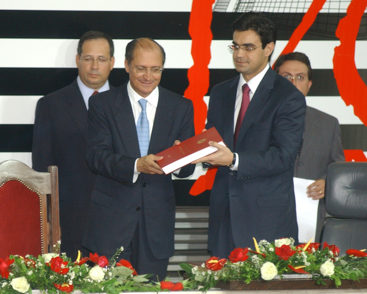 Governador Geraldo Alckmim e o presidente Rodrigo Garcia na cerimnia da 4 sesso legislativa da 15 Legislatura<a style='float:right;color:#ccc' href='https://www3.al.sp.gov.br/repositorio/noticia/03-2008/Inaugural1.jpg' target=_blank><i class='bi bi-zoom-in'></i> Clique para ver a imagem </a>