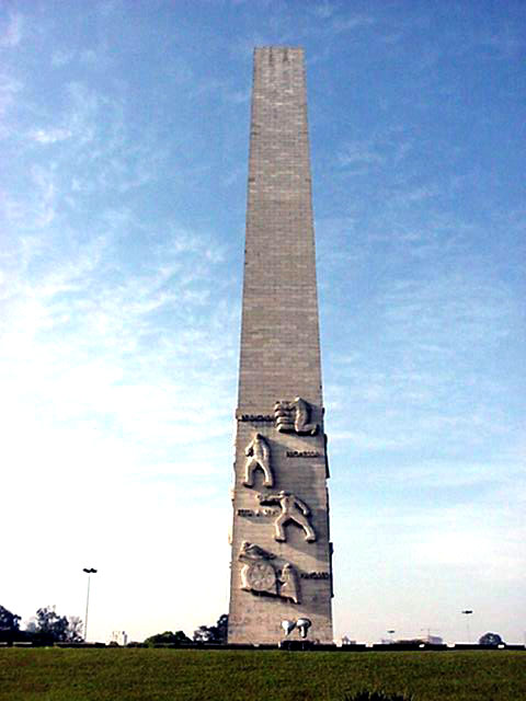 Monumento em homenagem aos heróis de 1932<a style='float:right' href='https://www3.al.sp.gov.br/repositorio/noticia/03-2008/Obelisco.jpg' target=_blank><img src='/_img/material-file-download-white.png' width='14px' alt='Clique para baixar a imagem'></a>