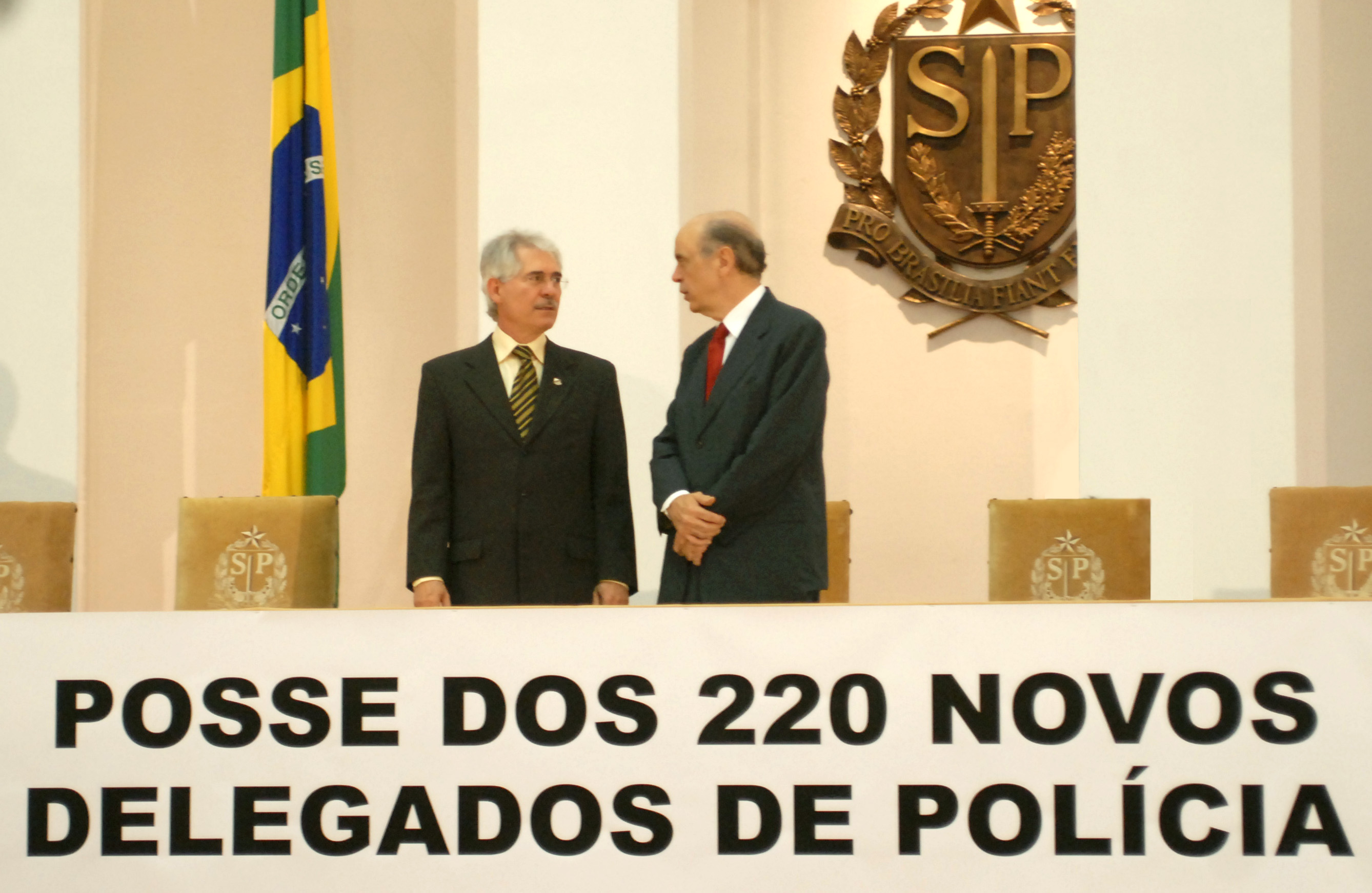Presidente Vaz de Lima e o governador Jos Serra<a style='float:right;color:#ccc' href='https://www3.al.sp.gov.br/repositorio/noticia/03-2008/Possedelegados-Lem.jpg' target=_blank><i class='bi bi-zoom-in'></i> Clique para ver a imagem </a>