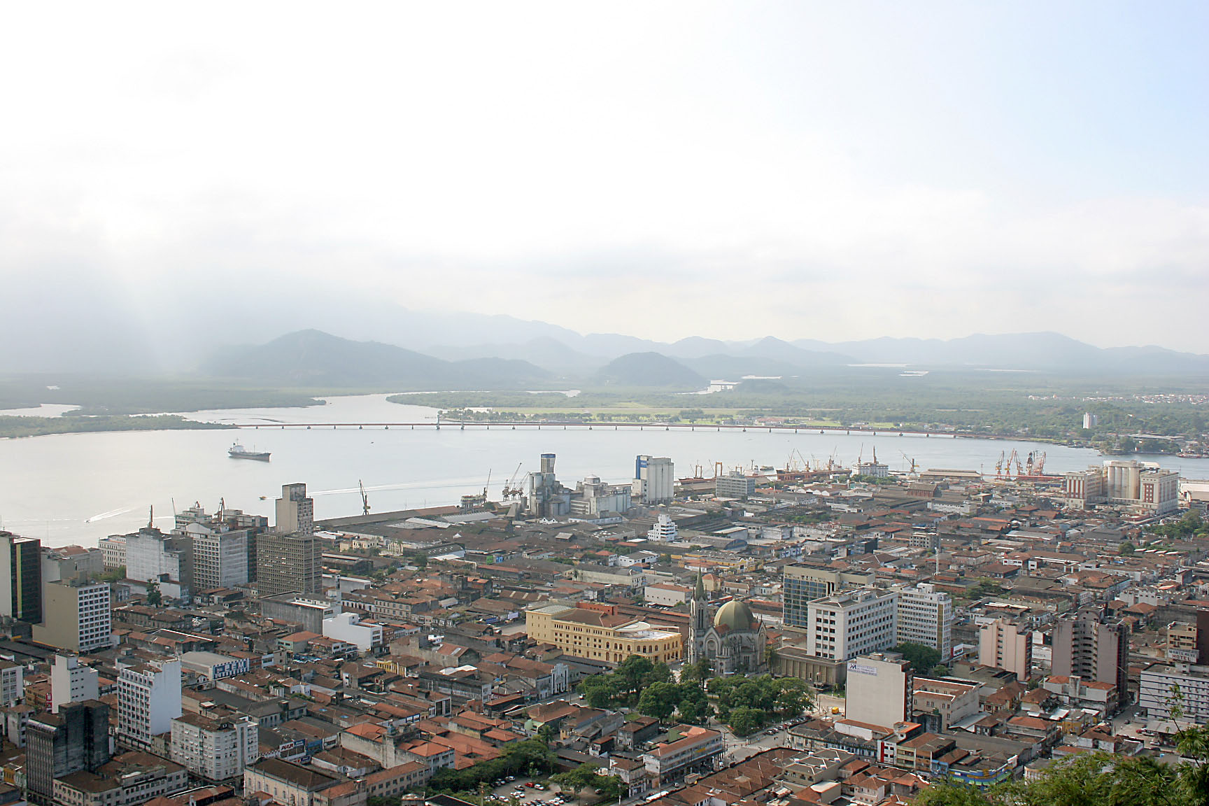 Vista panormica da cidade de Santos<a style='float:right;color:#ccc' href='https://www3.al.sp.gov.br/repositorio/noticia/03-2008/SANTOS7.jpg' target=_blank><i class='bi bi-zoom-in'></i> Clique para ver a imagem </a>