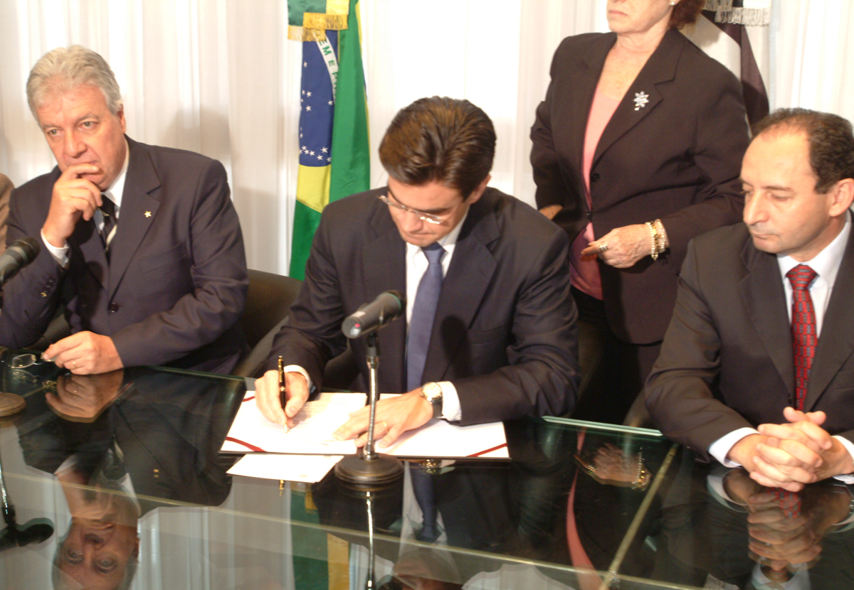 Fausto Figueira, Rodrigo Garcia e Geraldo Vinholi assinam contrato com a CPOS<a style='float:right;color:#ccc' href='https://www3.al.sp.gov.br/repositorio/noticia/03-2008/assinatura01.jpg' target=_blank><i class='bi bi-zoom-in'></i> Clique para ver a imagem </a>