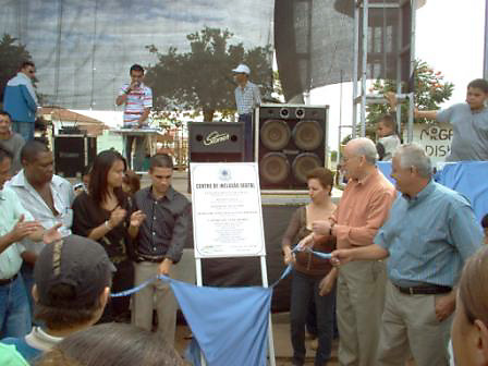 Deputado Castilho ajuda a descerrar a placa de inaugurao<a style='float:right;color:#ccc' href='https://www3.al.sp.gov.br/repositorio/noticia/03-2008/castilhoaguapei2.jpg' target=_blank><i class='bi bi-zoom-in'></i> Clique para ver a imagem </a>