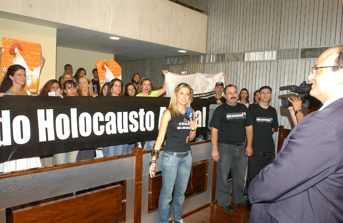  Manifestantes, liderados por Luisa Mell, pedem pela no revogao do Cdigo dos Animais<a style='float:right;color:#ccc' href='https://www3.al.sp.gov.br/repositorio/noticia/03-2008/ccj162mau.jpg' target=_blank><i class='bi bi-zoom-in'></i> Clique para ver a imagem </a>