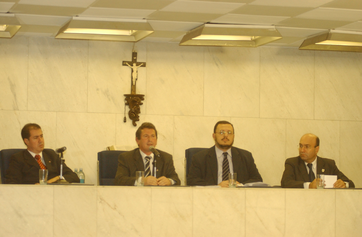 Tambm integraram a mesa os deputados Jonas Donizette, nio Tatto, Renato Simes e o presidente da Cmara de vereadores local, Dario Saadi<a style='float:right;color:#ccc' href='https://www3.al.sp.gov.br/repositorio/noticia/03-2008/cfomesa.jpg' target=_blank><i class='bi bi-zoom-in'></i> Clique para ver a imagem </a>