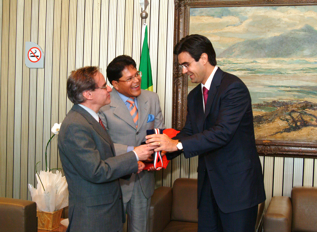 Cnsul-geral da Bolvia em So Paulo, Roberto Prudencio, Andrs Guzmn, senador nacional da Bolvia e presidente Rodrigo Garcia<a style='float:right;color:#ccc' href='https://www3.al.sp.gov.br/repositorio/noticia/03-2008/consul.senador.pres05.jpg' target=_blank><i class='bi bi-zoom-in'></i> Clique para ver a imagem </a>