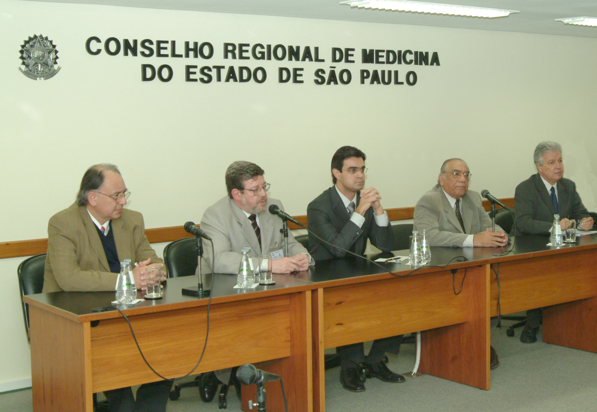 Luiz Fernando Pinheiro Franco, presidente da Academia Paulista de Medicina; Cid Carvalhes, presidente do Sindicato dos Mdicos de So Paulo; Rodrigo Garcia, presidente da Assemblia; Isaac Jorge Filho, presidente do Cremesp; e o deputado Fausto <a style='float:right;color:#ccc' href='https://www3.al.sp.gov.br/repositorio/noticia/03-2008/cremesp13marc.jpg' target=_blank><i class='bi bi-zoom-in'></i> Clique para ver a imagem </a>