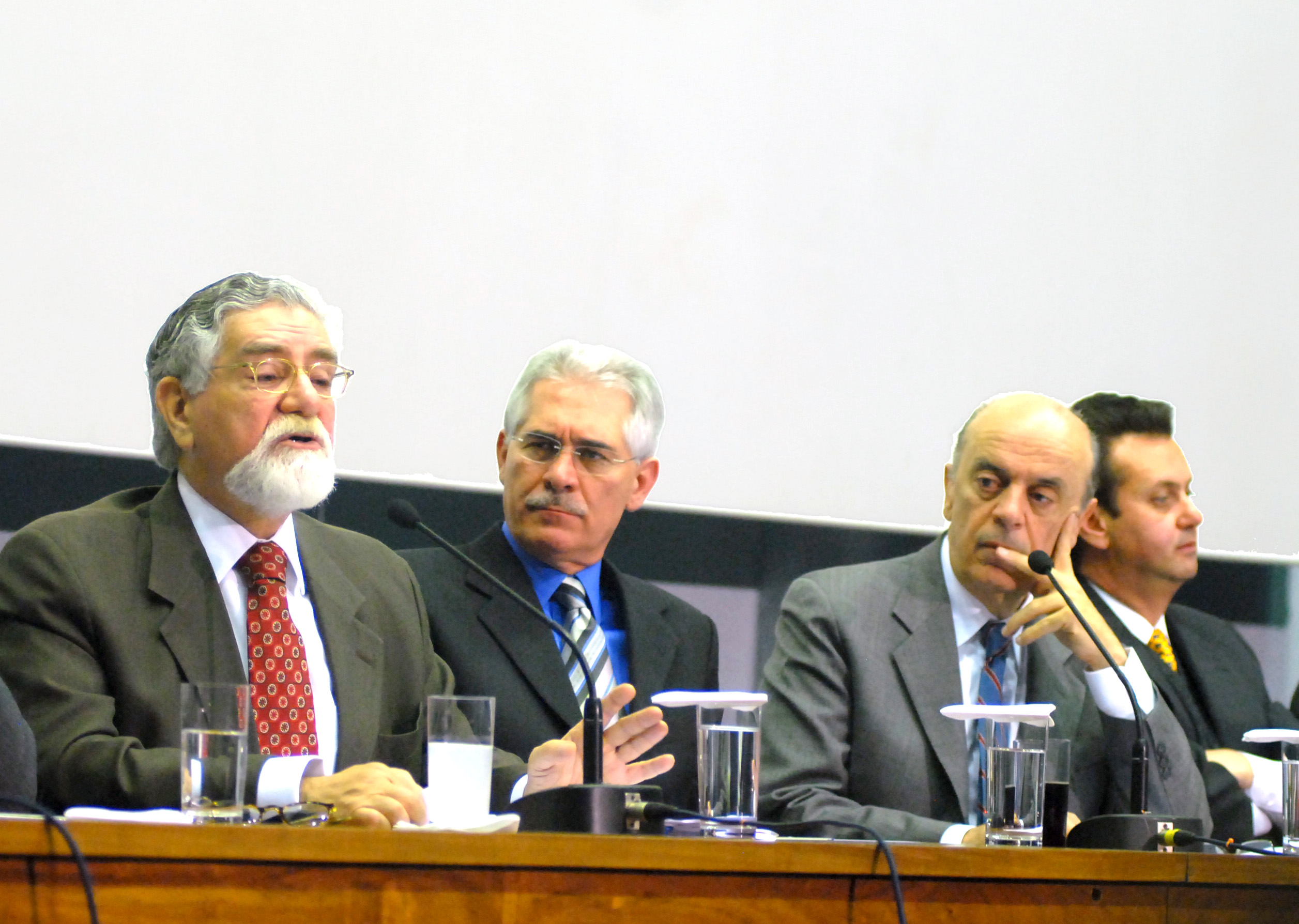 Celso Lafer, Vaz de Lima, Jos Serra e Gilberto Kassab<a style='float:right;color:#ccc' href='https://www3.al.sp.gov.br/repositorio/noticia/03-2008/fapesp.jpg' target=_blank><i class='bi bi-zoom-in'></i> Clique para ver a imagem </a>