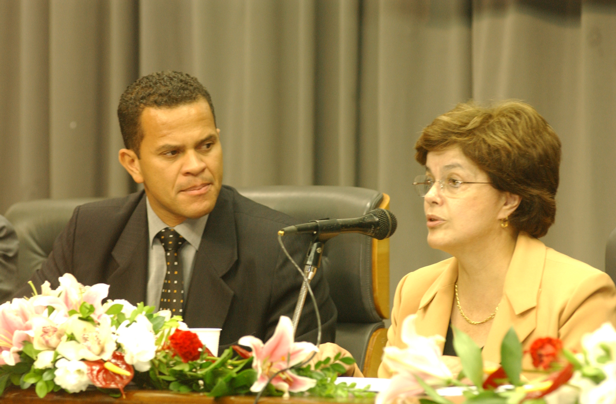 Deputado Donisete Braga e a ministra de Minas e Energia, Dilma Roussef<a style='float:right;color:#ccc' href='https://www3.al.sp.gov.br/repositorio/noticia/03-2008/ministra3.jpg' target=_blank><i class='bi bi-zoom-in'></i> Clique para ver a imagem </a>