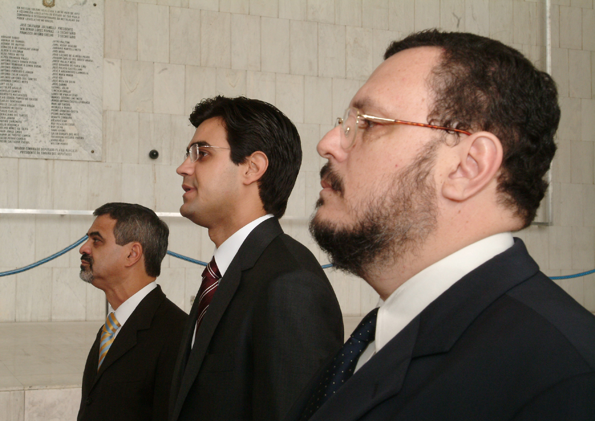 Ministro Humberto Costa, presidente Rodrigo Garcia e deputado Renato Simes<a style='float:right;color:#ccc' href='https://www3.al.sp.gov.br/repositorio/noticia/03-2008/minsaude2-mau.jpg' target=_blank><i class='bi bi-zoom-in'></i> Clique para ver a imagem </a>