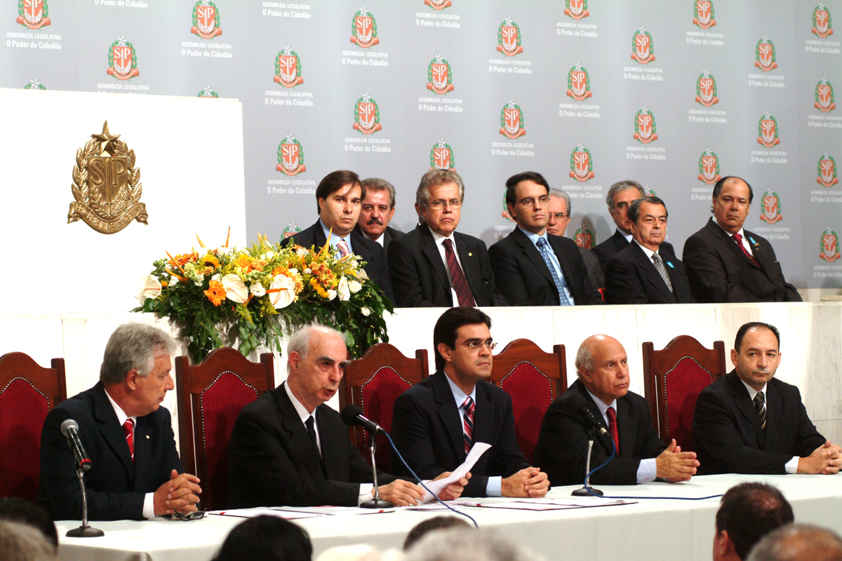 Cludio Lembo faz pronunciamento na cerimnia de posse<a style='float:right;color:#ccc' href='https://www3.al.sp.gov.br/repositorio/noticia/03-2008/posse.jpg' target=_blank><i class='bi bi-zoom-in'></i> Clique para ver a imagem </a>