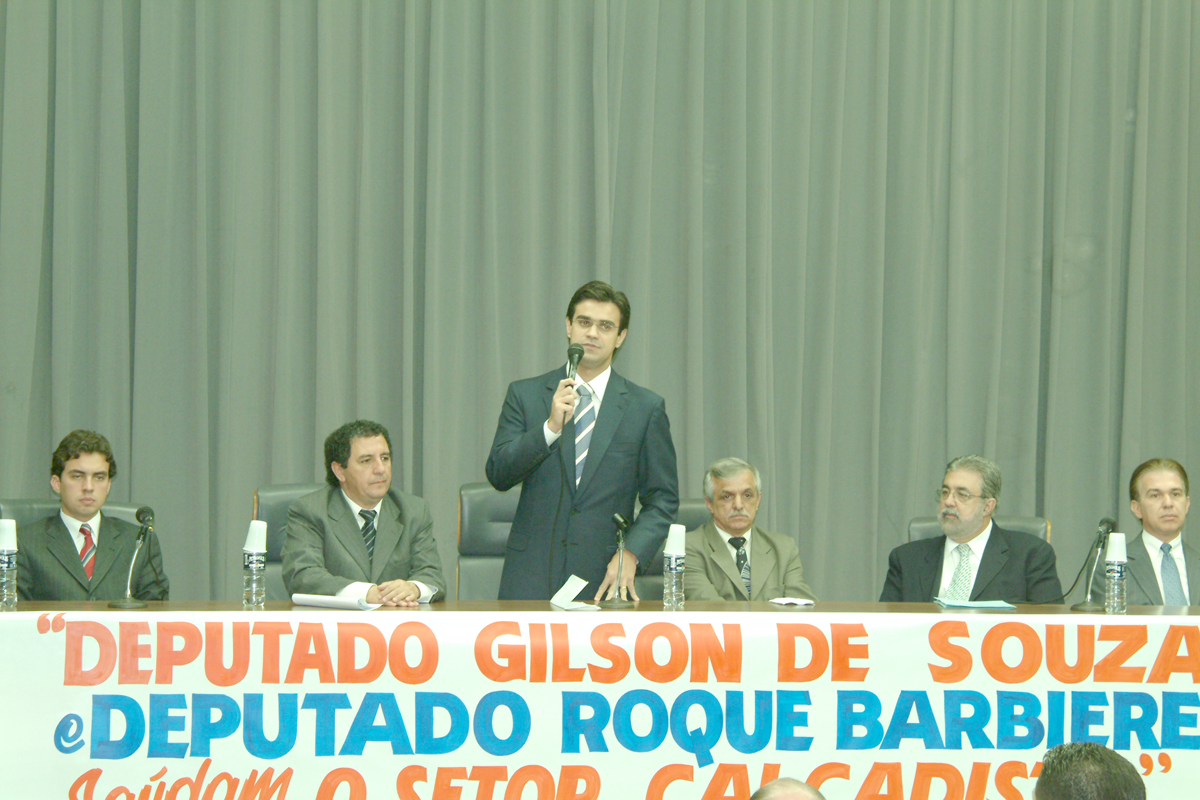 Presidente da Casa, deputado Rodrigo Garcia (ao microfone), recebeu os representantes do setor <a style='float:right;color:#ccc' href='https://www3.al.sp.gov.br/repositorio/noticia/03-2008/setorcalc1marc.jpg' target=_blank><i class='bi bi-zoom-in'></i> Clique para ver a imagem </a>