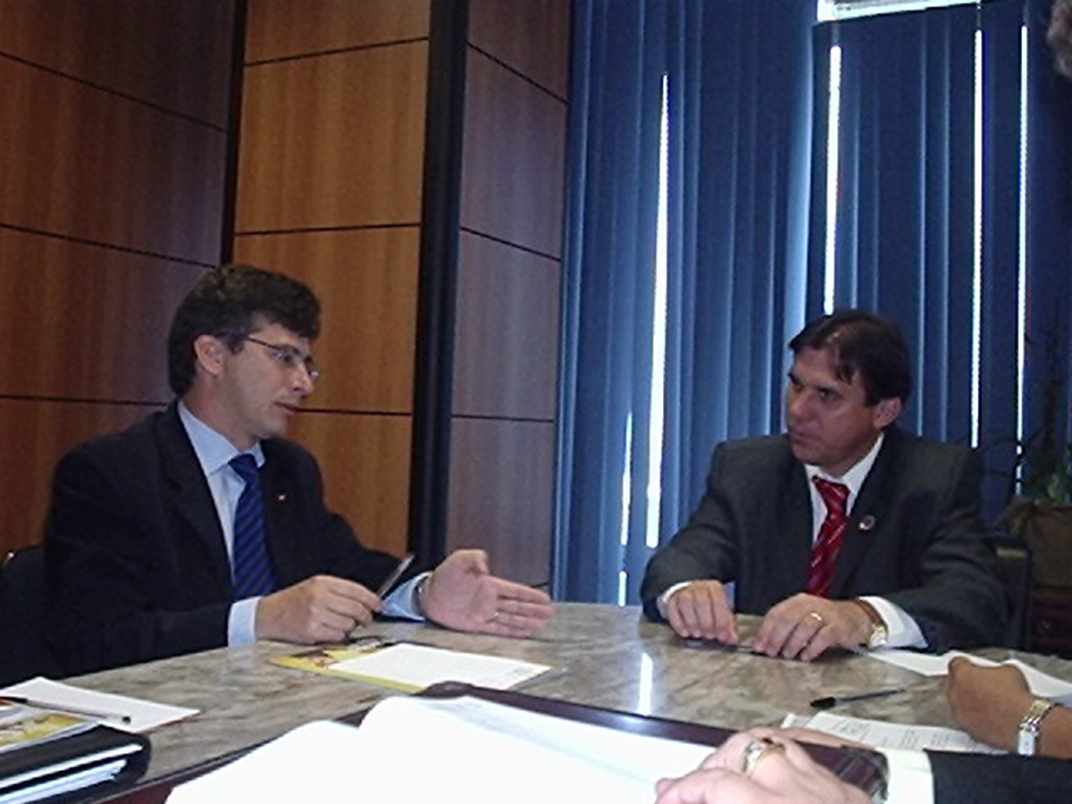 Deputado Simo Pedro com o Ministro do Trabalho, Luiz Marinho<a style='float:right;color:#ccc' href='https://www3.al.sp.gov.br/repositorio/noticia/03-2008/simaomarinho.jpg' target=_blank><i class='bi bi-zoom-in'></i> Clique para ver a imagem </a>