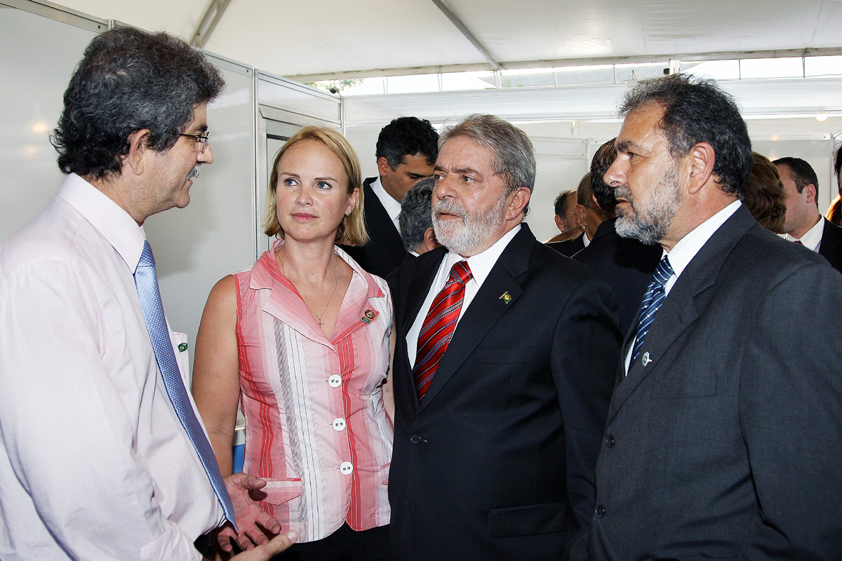 Ana Perugini e presidente Lula (centro)<a style='float:right;color:#ccc' href='https://www3.al.sp.gov.br/repositorio/noticia/03-2009/ANAPERUGINICAPIVARI.jpg' target=_blank><i class='bi bi-zoom-in'></i> Clique para ver a imagem </a>