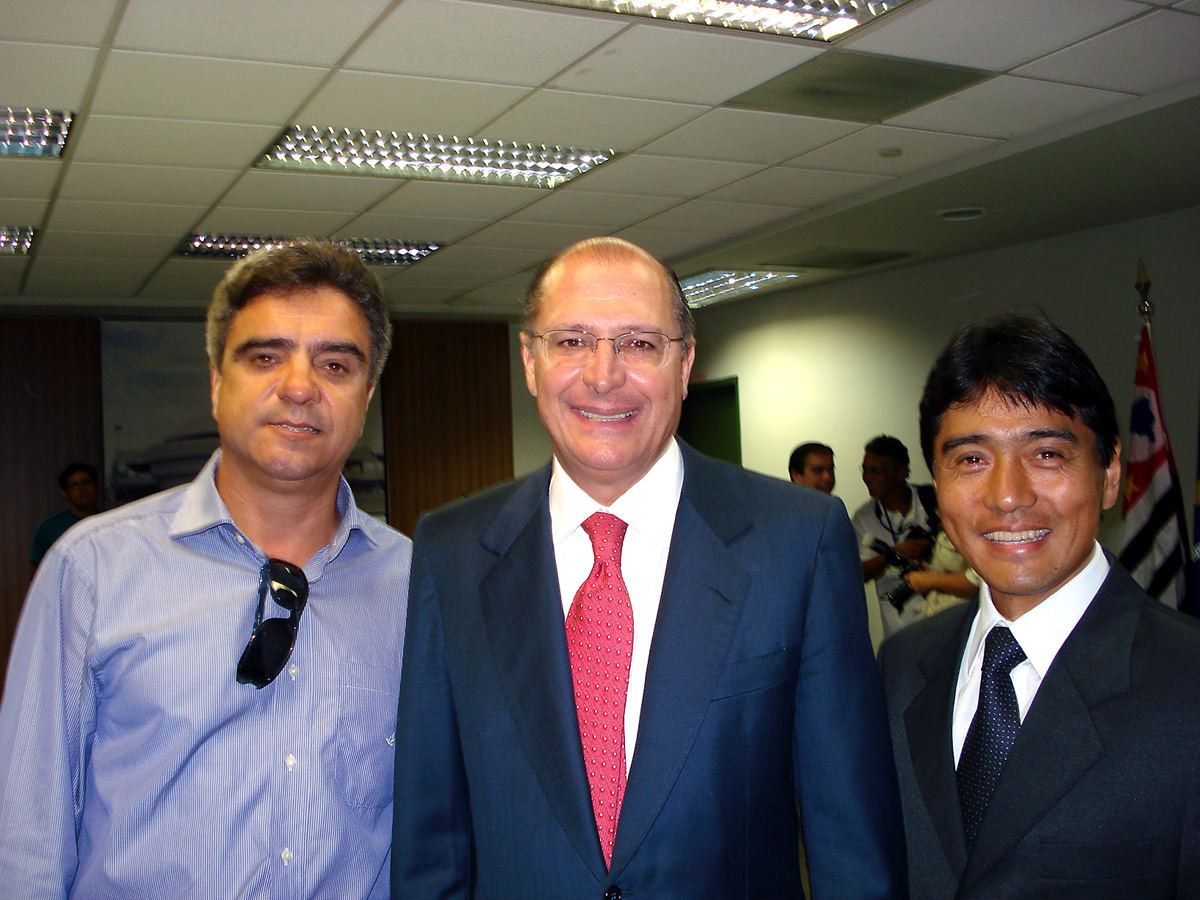 Antonio Carlos, Geraldo Alckmin e Hlio Nishimoto<a style='float:right;color:#ccc' href='https://www3.al.sp.gov.br/repositorio/noticia/03-2009/HELIONISHIMOTOPESQUISA.jpg' target=_blank><i class='bi bi-zoom-in'></i> Clique para ver a imagem </a>