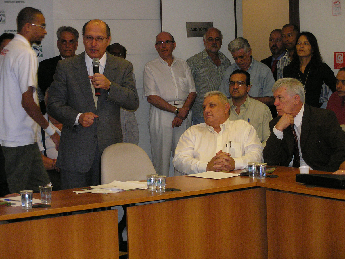 Milton Flvio (direita) assiste ao discurso de Geraldo Alckmin <a style='float:right;color:#ccc' href='https://www3.al.sp.gov.br/repositorio/noticia/03-2009/MILTONFLAVIOUGT.jpg' target=_blank><i class='bi bi-zoom-in'></i> Clique para ver a imagem </a>