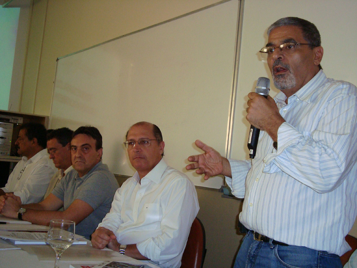 Pedro Tobias discursa ao lado do secretrio Geraldo Alckmin<a style='float:right;color:#ccc' href='https://www3.al.sp.gov.br/repositorio/noticia/03-2009/pedrotobiasfatec.jpg' target=_blank><i class='bi bi-zoom-in'></i> Clique para ver a imagem </a>